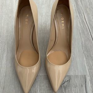 M. Gemi patent leather beige pumps
